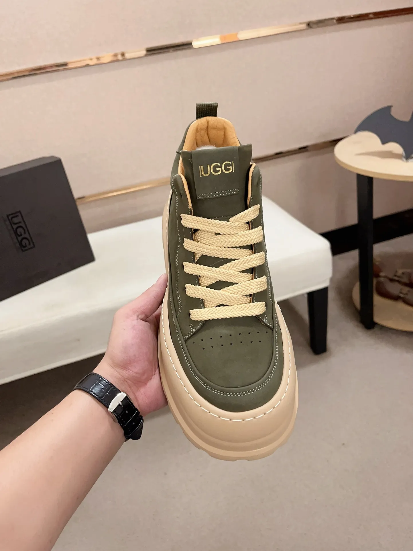 Factory price: 800💰North American men's shoes Ugg ☃️In the special sale of new high-quality men's shoes snow boots in autumn and winter, the nemesis of extreme cold weather! Made of cowhide leather, merino wool lining, and original outsole, whether driving, outdoor or daily wear, there is always one that suits you! Code number 39-44